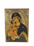 ARTE SACRA, um (1) ícone ortodoxo que retrata a Virgem de Vladimir, um dos mais venerados e tradicionais símbolos religiosos bizantinos da "Virgem da Ternura", com acabamento em folha de ouro ou similar, apoiado sobre placa em madeira, medindo 14x10cm.