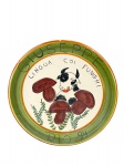 FAIANÇA, um (1) PRATO DO RESTAURANTE DA BOA LEMBRANÇA (criado em 1994 por Danio Braga, inspirado na Unione Ristoranti del Buon Ricordo, que surgiu na Itália na década de 70), com o estabelecimento: GUIMAS RIO 95, receita do cardápio: COELHO NA HORTA, marca no verso da Cerâmica BRIC (localizada em Itaipava, Petrópolis, RJ de propriedade de Henrique Lage e Olga Salles Guerra, esta responsável pela criação de uma temática diferente para cada receita do cardápio, destinados para quem consumir nos restaurantes associados que levam ao final um prato de lembrança da receita consumida, possui a exclusividade na fabricação dos pratos uma parceria firmada com Danio Braga), medindo 26,5cm. Pequenas falhas na pintura na borda, vide foto.