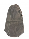 DIVERSOS, um (1) porta garrafas da marca LANCEL PARIS (tradicional maison francesa fundada em 1876, reconhecida por bolsas, malas e acessórios de luxo), confeccionado em tecido marrom, formato alongado para acondicionamento de garrafa, com fechamento superior por cordão, apresentando costuras aparentes em cor clara, medindo 38cm de comprimento.