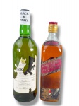 BEBIDAS, duas (2) garrafas antigas/colecionáveis de whisky, sendo: A) uma garrafa de Black & White  Buchanans Choice Old Scotch Whisky, produto da Escócia, em vidro verde, com rótulo branco bastante desgastado e parcialmente faltante; B) uma garrafa antiga de whisky, aparentemente Johnnie Walker, com líquido aparente em seu interior, rótulos antigos em tons vermelho/preto com figura do caminhante, tampa dourada/vermelha, ambas sem garantia o líquido interno.