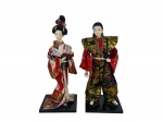 ESCULTURAS, lote com duas (2) esculturas confeccionadas em material plástico com estrutura em isopor representando 1 samurai e 1 gueixa, vestes em tecido ricamente policromado, apoiada sobre base plástica na cor preta, samurai com pequeno bicado no nariz e gueixa com restauro no corpo, medindo 32cm e 30cm.