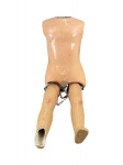 COLECIONISMO, um (1) corpo de boneca confeccionado em massa com patina na tonalidade bege, ausência dos braços e pés soltos, pequenas falhas, vendida no estado, medindo 36x12cm. Quebra no pé.