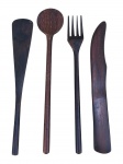 DIVERSOS, lote com quatro (4) peças confeccionadas em madeira escura, possivelmente jacarandá, sendo 1 espátula para pastas, 1 colher, 1 garfo e 1 faca, maior peça medindo 18,5cm e menor 16,5cm.