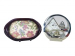 RELÓGIO e BANDEJA, duas (2) peças confeccionadas em plástico, sendo: A) 1 bandeja oval com moldura em plástico vinho, com estampa floral em tons suaves sobre tecido, medindo 32,5x20cm e B) 1 relógio de mesa Rhythm Quartz em plástico cromado/prateado, formato semicircular, com decoração interna em relevo representando ambiente arquitetônico e mecanismo aparente na parte inferior, ambas apresentando sinais de uso, não testado e sem garantia de funcionamento, medindo 23,5cm de diâmetro, falhas no cromo.