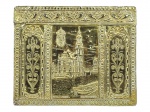QUADRO, uma (1) placa retangular confeccionada em metal dourado, possivelmente latão, com trabalho em relevo/repuxado, apresentando ao centro vista arquitetônica de Amsterdam com inscrição AMSTERDAM e MUNTTORREN, ladeada por painéis ornamentais com motivos florais e arabescos, bordas ricamente decoradas, apoiado sobre chapa de madeira, medindo 30,5x37,5cm. Pequena falha no metal no canto superior esquerdo.