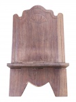 ARTE SACRA, um (1) porta biblía confeccionado em madeira escura, laterais recortadas com entalhe de leque, medindo 43x25,5cm.