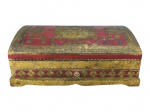 DIVERSOS, uma (1) caixa porta joias confeccionada em madeira, patina avermelhada com decoração vegetalista em vasta douração, interior em tecido aveludado na tonalidade vermelha com 1 gaveta, medindo 13x35x24,5cm, ínfimas falhas na patina.