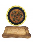 DIVERSOS, lote com duas (2) bandejas confeccionadas em madeira, sendo: A) 1 redonda com decoração de flores, folhagens e frutos em policromia, espessa faixa na cor preta e borda em douração, apresentando estufamento na borda e curvamento na peça, medindo 38cm e B) 1 retangular com bordas recortadas e centro em cavidade, medindo 41x30,5cm, pequena fissura na borda.