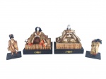 ESCULTURAS JAPONESAS, quatro (4) bonecos decorativos orientais, em estilo tradicional japonês/Hina, sendo dois (2) personagens principais sentados sobre bases retangulares pretas com detalhes dourados e dois (2) bonecos menores em pé, com vestimentas em tecido, 2 com rostos em biscuit, cabelos aplicados com desgastes, maiores com peanha medindo 18x21x16cm e menores 16,5cm e 13,5cm. Vendidos no estado.