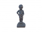 ESCULTURA, uma (1) pequena escultura confeccionada em bronze representando Manneken Pis (o famoso monumento histórico localizado em Bruxelas, na Bélgica), medindo 7,5cm de altura.