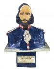 ESCULTURA, um (1) busto decorativo de Joaquim José da Silva Xavier, Tiradentes, confeccionada em papel machê policromado, representando Joaquim José da Silva Xavier Tiradentes 17461792, apresentando leves desgastes e marcas do tempo, medindo 38,5x28x12,5cm.