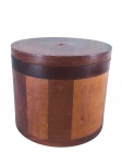 DIVERSOS, um (1) balde para gelo confeccionado em madeira, interior em alumínio com revestimento em isopor (com quebra), tampa com ausência da pega, medindo 17x19cm.