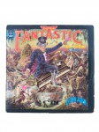 DISCO DE VINIL, um (1) LP Elton John  Captain Fantastic and the Brown Dirt Cowboy, MCA Records, capa dupla/gatefold com ilustração colorida de fantasia na frente e verso, interior com fotos e créditos, acompanhado de encartes/livreto promocional. Apresenta sinais de uso e marcas do tempo. Disco não testado e sem garantia de funcionamento.