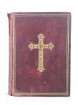 ARTE SACRA, um (1) antigo Missale Romanum, edição em latim, com página de rosto Missale Romanum ex decreto Sacrosancti Concilii Tridentini, Ratisbonae, Friderici Pustet, 1920, ilustrado com gravuras coloridas de temática sacra, texto em duas colunas, capitulares em vermelho e marcadores laterais. Encadernação rígida em tom vinho/bordô, com cruz dourada na capa e lombada decorada com inscrições em dourado. Apresenta sinais de antiguidade, manchas de oxidação nas páginas, desgastes na capa e lombada, marcas do tempo, pequenos danos e sujidades compatíveis com a idade