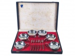 METAL PRATEADO, seis (6) taças para sobremesa com suas respectivas colheres confeccionadas em metal espessurado a prata com alça cinzelada em folhagens, acondicionada em estojo original com marcas do tempo, porém, peças sem uso, medindo 4,5x11x6,5cm.