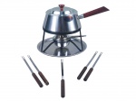 METAL INOX, uma (1) panela para fondue confeccionada em aço inox da manufatura EBERLE, apoiada sobre base em metal esmaltado na tonalidade preta, alça e pega da tampa em madeira torneada, acompanha 5 espetos para fondue, medindo 21x29x13,5cm.
