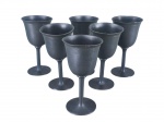 ESTANHOS, seis (6) taças para vinho confeccionadas em estanho, haste cilíndrica apoiada sobre base circular, apresenta mossas, medindo 15x8cm.