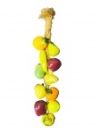 ESCULTURA, uma (1) escultura de parede representando frutas coloridas confeccionadas em faiança vitrificada em rica policromia, sustentada por pendente em fibra natural, medindo 35cm de comprimento.