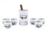 FAIANÇAS, conjunto para caipirinha com sete (7) peças confeccionadas em faiança vitrificada na tonalidade branca com pintura de limões e soquete em policromia com filete vermelho, sendo: A) 1 copo para preparo com soquete em madeira, medindo 15x8,5cm e B) 6 copinhos para caipirinha, sinais de craquele, medindo 6x6cm.