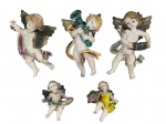 ARTE SACRA, cinco (5) esculturas confeccionadas em resina italiana representando querubins de modelos distintos com esmaltagem em policromia, maiores medindo 20 cm de altura e menores 12cm.