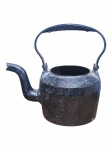 DIVERSOS, uma (1) chaleira confeccionada em ferro fundido esmaltado na tonalidade preta, interior com sinais de oxidação, marcado no verso, porém, ilegível, medindo 24x16x16cm.