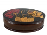 DIVERSOS, uma (1) caixa porta joias oval confeccionada em madeira, tampo com decoração em marchetaria de flores e folhagens, medindo 5,5x17x10,5cm.