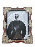 DIVERSOS, um (1) porta retrato retangular confeccionado em madeira com recortes na borda, apliques em alumínio cinzelados por elementos vegetalistas, faixa espelhada e 1 pintada na cor escura, frente envidraçada, apresenta leves falhas na madeira, medindo 30x24cm.