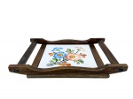 DIVERSOS, uma (1) bandeja quadrangular confeccionada em madeira envernizada, laterais recortadas e alça vazada, fundo incrustado por azulejo branco com pintura floral em policromia, apresentando falhas no verniz, medindo 27x19cm.