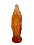 ARTE SACRA, uma (1) imaginária de Nossa Senhora confeccionada em vidro na tonalidade âmbar, apresenta bicado na base, medindo 22cm de altura.