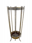 METAL DOURADO, um (1) bengaleiro/porta guarda chuva confeccionado em metal dourado, cinzelado por guirlanda de folhagens com laterais com hastes cilíndricas, apresenta sinais de oxidação e falhas na douração, medindo 49,5x23cm.