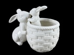 PORCELANA, um (1) vaso confeccionado em porcelana na tonalidade branca representando Irmãos Coelhos, medindo 14,5x18x11cm.