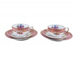 PORCELANA SCHMIDT, par (2) de trios para chá, sendo: A) 2 xícaras para chá com seus respectivos pires, medindo 5x11x8,5cm e B) 2 pratos para bolo, medindo 17cm, confeccionados em porcelana nacional na tonalidade branca, decorados por espessas faixas na tonalidade rosa, pintura de flores e folhagens em policromia, guirlanda e filetes em ouro.