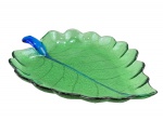 VIDRO, uma (1) travessa confeccionada em vidro na tonalidade verde no feitio de folha com caule na cor azul, possivelmente da manufatura Dynasty Gallery Art Glass, medindo 33,5x25,5cm.