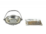 METAL PRATEADO, lote com duas (2) peças, sendo: A) 1 manteigueira confeccionada em metal prateado com recipiente em vidro, cinzelado por flores e folhagens com alça central articulável, medindo 7x10,5x10,5cm, sinais de oxidação e B) 1 porta cartões art noveau confeccionada em metal espessurado a prata com cinzelado de elementos vegetalistas, apresenta falhas na prateação, medindo 19x6,5cm.