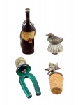 DIVERSOS, lote com quatro (4) peças em materiais diversos, sendo: A) 1 canivete multiuso em formato de garrafa de vinho com inscrição LObjet Le Vin, medindo 10cm, B) 1 tampa de garrafa com figura de pato em metal prateado, medindo 4cm, C) 1 tampa de garrafa em plástico verde e rolha em cortiça, medindo 8,5cm e D) 1 tampa de garrafa em metal prateado representando querubim com rolha de cortiça, medindo 8,5cm.