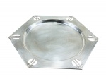 WMF Wurttembergische Metallwarenfabrik, uma (1) travessa redonda e sextavada confeccionada em metal alemão espessurado a prata ao gosto art noveau, cinzelado por fomas redondas com vazados, medindo 23,5x27cm.