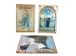 DIVERSOS, três (3) placas decorativas em metal, sendo duas com publicidade da cerveja Guinness e uma com referência Schultheiss, com estampas em estilo vintage/publicitário antigo, apresentam sinais de oxidação, medindo 30x20cm e 20x30cm.