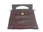 ACESSÓRIO FEMININO, uma (1) bolsa vintage dos anos 60 da manufatura Whiting & Davis com malha metálica texturizada na cor marrom, alça de mão em couro marrom, guarnições em metal dourado, interior em tecido preto, sinais de uso, medindo 32x28cm.