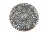 METAL PRATEADO, um (1) medalhão confeccionado em metal espessurado a prata com rico cinzelado de elementos florais e vegetalistas relevados com borda em ondulações, centro gravado HAROLDO E LUCINDA 24.1.1948m, falhas na prateação, medindo 38,5cm de diâmetro.