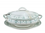 JOHNSON BROS (Inglaterra), uma (1) terrina com presentoir confeccionada em faiança inglesa na tonalidade branca, decorada por guirlanda de flores e folhagens na tonalidade verde e filetes realçados em ouro, apresenta marcas do tempo e pequeno bicado na borda da tampa, vide foto, medindo 10x21x12cm e presentoir 21x15cm.
