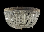 LUSTRE, um (1) lustre para 4 lâmpadas confeccionado em bronze, cinzelado por folhagens, decorada por pingentes em cristais translucido lapidados em facetas, alguns soltos, medindo 25x41cm.