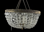 LUSTRE, um (1) lustre para 4 lâmpadas confeccionado em bronze, cinzelado por folhagens, decorada por pingentes em cristais translucido lapidados em facetas, alguns soltos, medindo 25x41cm.