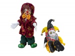 COLECIONISMO, dois (2) palhaços de coleção, rosto, mãos e pés confeccionados em porcelana esmaltada na tonalidade branca, vestes em tecido em rica policromia, medindo 14cm e 20cm de altura.