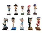COLECIONISMO, lote com dez (10) esculturas confeccionadas em resina de modelos, tamanhos e decorações distintas representando Betty Boop (foi criada em 1930 pelo animador Grim Natwick para a série Talkartoon dos estúdios Fleischer e Paramount Pictures. Inicialmente concebida como uma cachorrinha poodle antropomórfica, ela rapidamente se transformou na primeira protagonista humana dos desenhos animados), 1 apresenta colado no pé, medindo 14cm de altura.