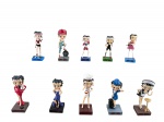COLECIONISMO, lote com dez (10) esculturas confeccionadas em resina de modelos, tamanhos e decorações distintas representando Betty Boop (foi criada em 1930 pelo animador Grim Natwick para a série Talkartoon dos estúdios Fleischer e Paramount Pictures. Inicialmente concebida como uma cachorrinha poodle antropomórfica, ela rapidamente se transformou na primeira protagonista humana dos desenhos animados), 1 apresenta colado na alça da mala, maior medindo 15,5cm e menor 12cm.