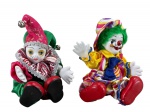 COLECIONISMO, dois (2) palhaços de coleção confeccionados em porcelana esmaltada na tonalidade branca, vestes em tecido em rica policromia, medindo 14cm de altura.