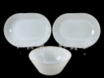 TERMO-REY, três (3) peças confeccionadas em vidro opalinado na tonalidade branca, sendo: A) 2 travessas ovais moldadas em caneluras, 1 bicada na borda, medindo 27x20cm e B) 1 tigela com bordas em caneluras e vestígios de filete marrom, medindo 8x18,5cm.