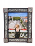 PRATA DE LEI, um (1) porta retrato confeccionado em jacarandá, entalhado por ondulações e apliques de guarnições em PRATA DE LEI, cinzelado por flores e folhagens, ausência do vidro frontal, medindo 33x27cm.