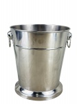 METAL INOX, uma (1) champanheira confeccionado em aço inox, faixa horizontal em baixo relevo e alças laterais em argola, medindo 23x21cm.