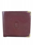 ACESSÓRIO FEMININO, uma (1) carteira confeccionada em couro na tonalidade marrom da manufatura LES MUST DE CARTIER, interior com divisórias, apresentando sinais de uso, acondicionada em caixa original, medindo 10,5x11,5cm.
